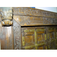 Sehr alte indische niedrige Haustür mit Sturzhaken