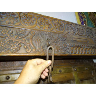Très vieille porte basse de maison indienne avec linteau et 2 patères