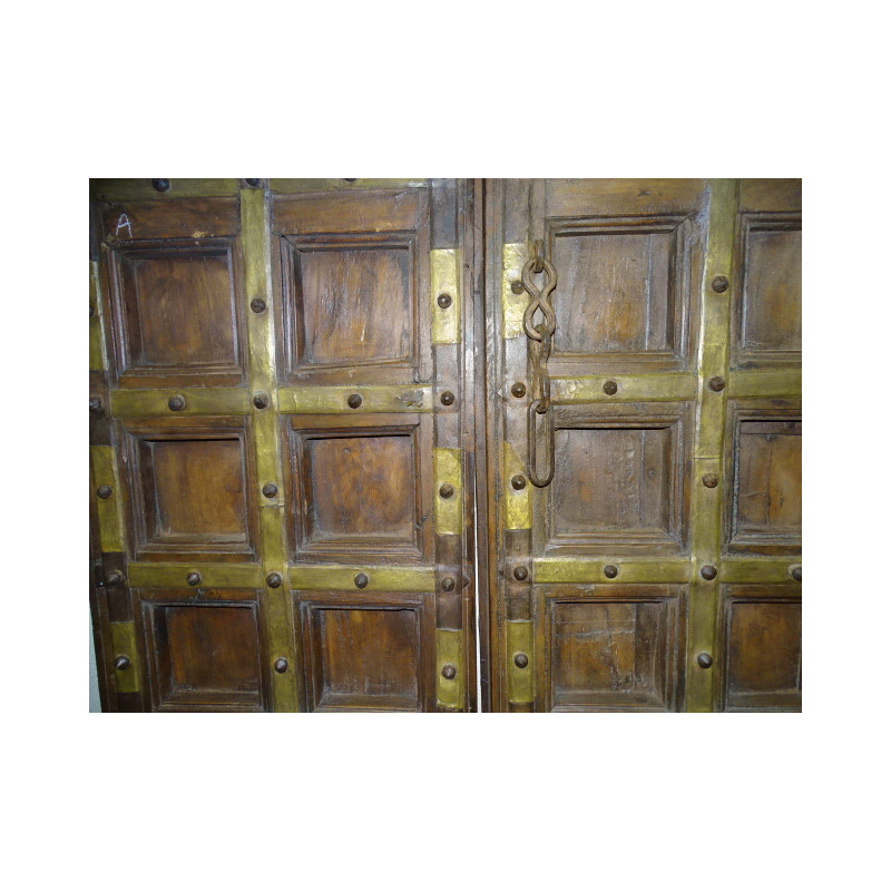 Molto bassa porta bassa della casa indiana con...