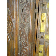 Très vieille porte basse de maison indienne avec linteau et 2 patères