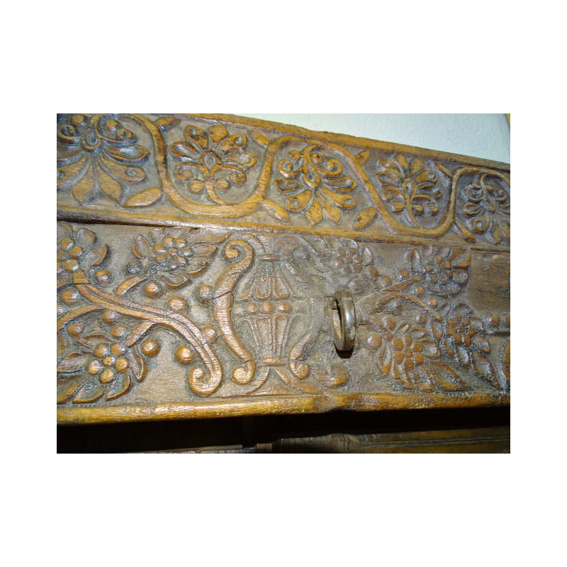 Très vieille porte basse de maison indienne...