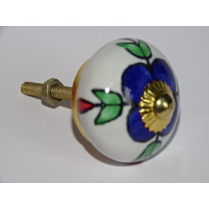 Manopole bianche dei cassetti con fiori blu oltremare