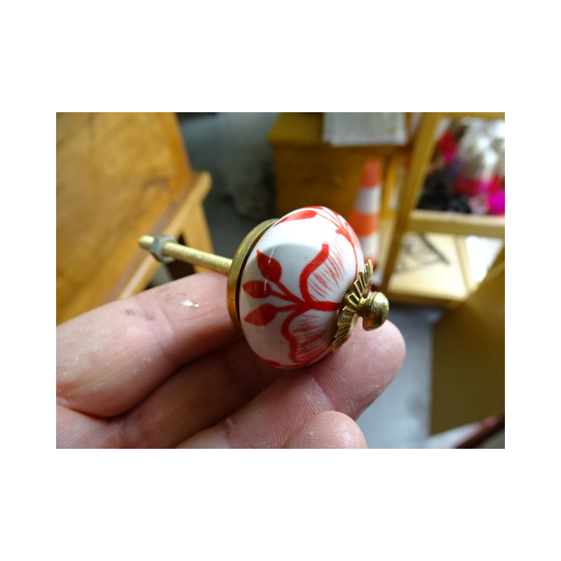Manopole dei cassetti con fiori disegnati in rosso