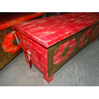 Cassapanca lunga con rivestimento in legno di mango con patina rossa e ottone