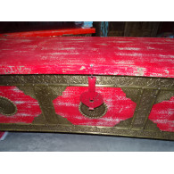 Long chest with mango wood cover with red patina and brass