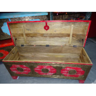Lange Truhe mit Mangoholzbezug mit roter Patina und Messing