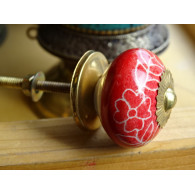 Manija del cajón de porcelana roja y flores blancas