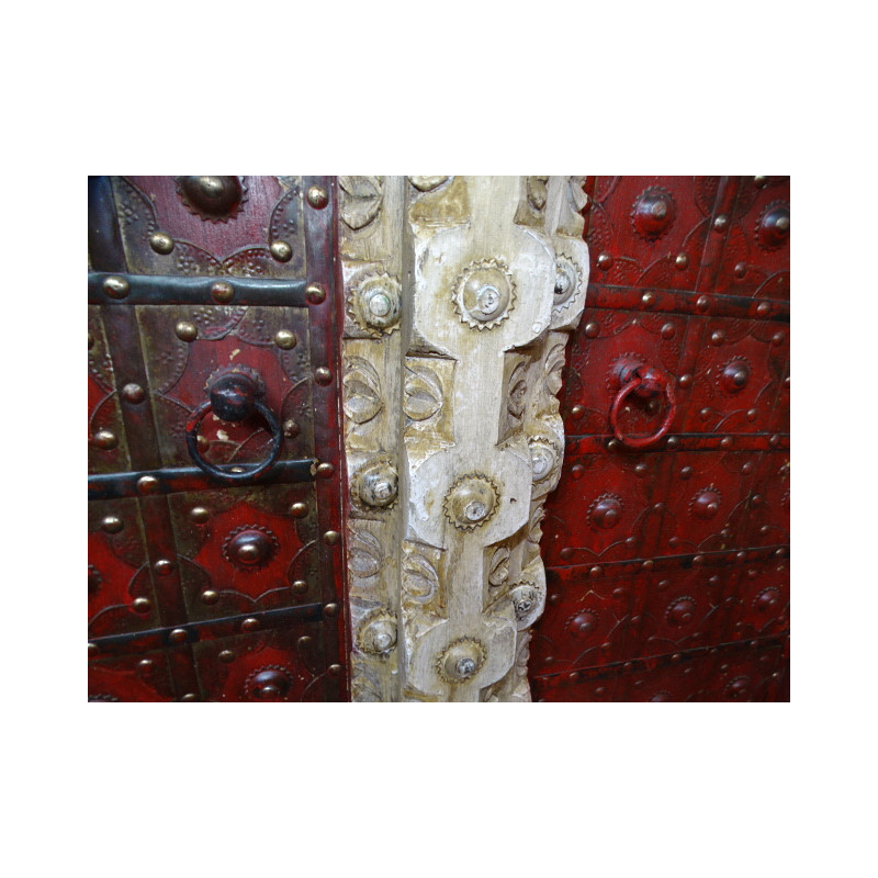 Bogenschrank und Metall rot blau grün und weiß