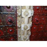 Bogenschrank und Metall rot blau grün und weiß