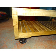 Mesa de centro con teca industrial reciclada con ruedas trolley