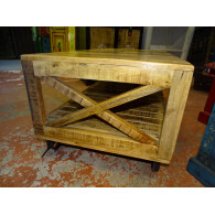Tavolino con struttura in teak riciclato industriale con ruote trolley