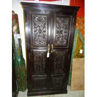 Armoire sculptée fleurs patine foncée