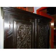 Blumen geschnitzten Schrank dunkle Patina.