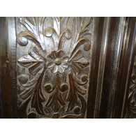 Flores talladas armario pátina oscura.