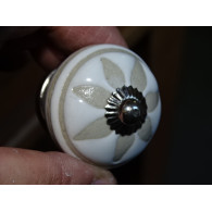 Pomelli per mobili con piccoli petali in rilievo - argento