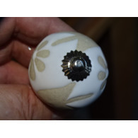 Furniture knobs with flowers and leaves in relief - silver