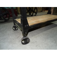 Servicio de restaurante patinado con ruedas patinadas en blanco lijado