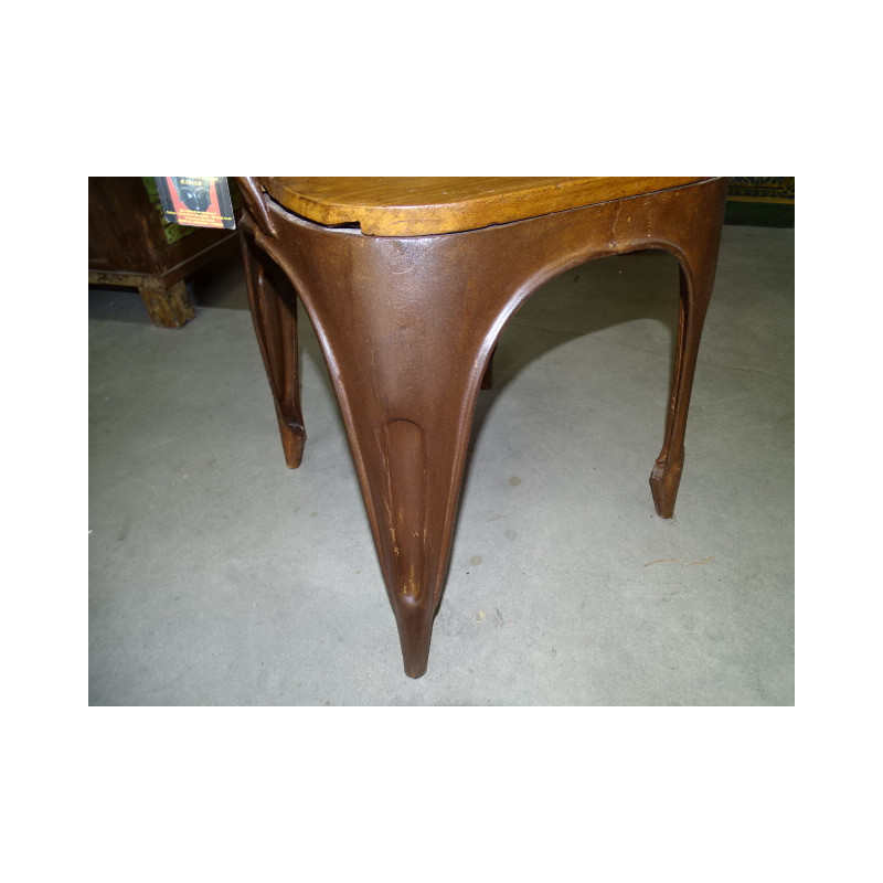 Silla de metal con asiento de mango macizo