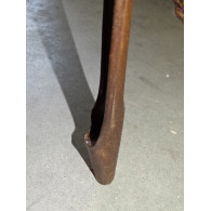 Silla de metal con asiento de mango macizo