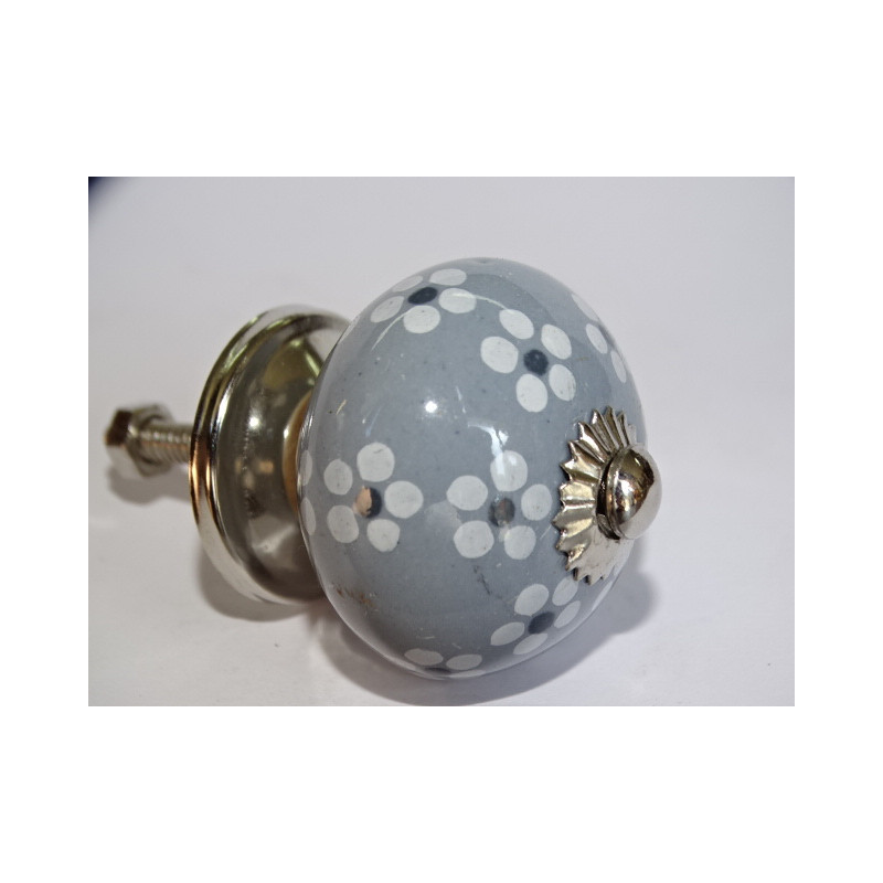Boutons de meubles gris avec et petites fleurs...