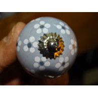 Pomos de muebles grises con pequeñas flores blancas - plata