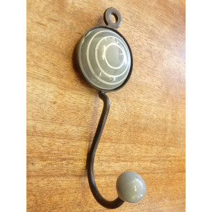 Patère ronde de couleur grise avec cercle blancs