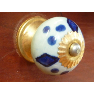 Manija de los muebles con el triángulo azul