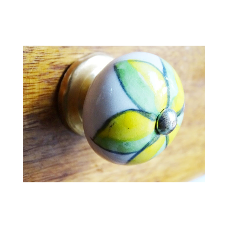Maneje verde porcelana y flor amarilla