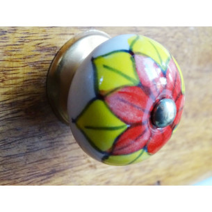 Manejar la flor roja de la porcelana