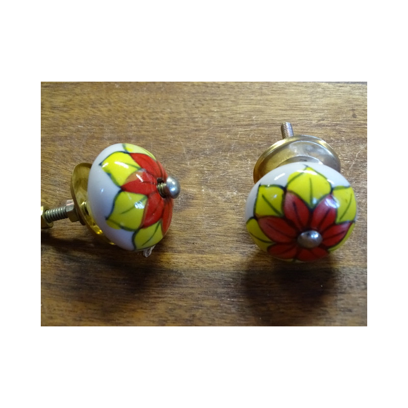 Manejar la flor roja de la porcelana
