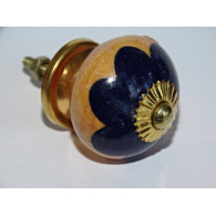 Manejar de muebles marrón y azul  ultramar