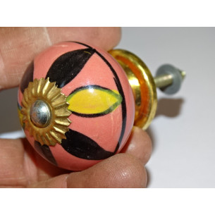Poignée de meuble rose avec pétales jaunes et noirs 2