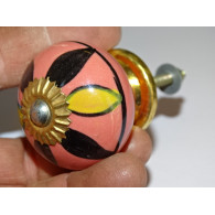 manico Rosa Mobili con petali di colore giallo e nero