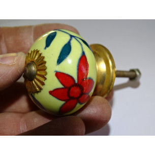 Poignée de meuble couleur jaune avec fleurs rouges 2