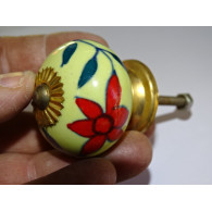 Poignée de meuble couleur jaune avec fleurs rouges
