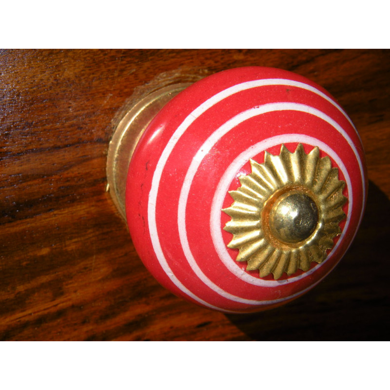 Porcelain knobs line white/vermillon