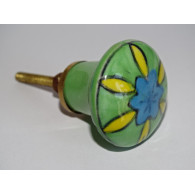 grün geformter Knopf und gelbe und türkisfarbene Blume