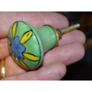 Botón de porcelana verde y flor amarilla y turquesa 2