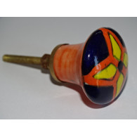 orange birnenförmiger Knopf und gelbe und ultramarine Blume
