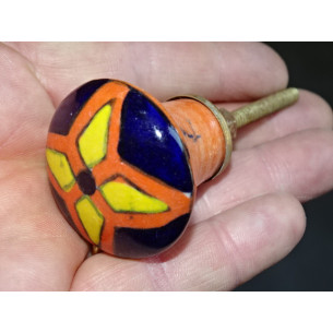 Botón naranja en forma de pera y flor amarilla y ultramar. 2